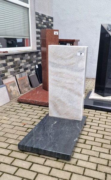 GŁOWICA MARMUROWA NA POSADZCE nr 7